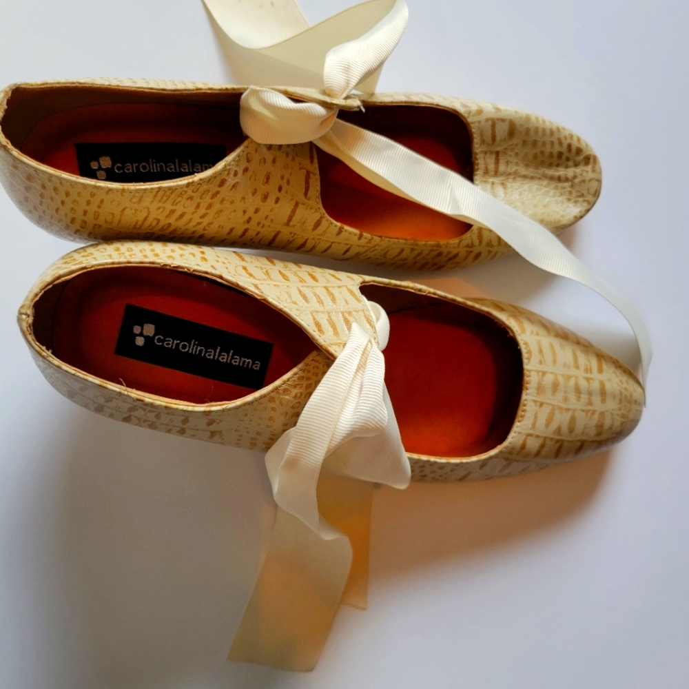Carolina Lalama Cream Ribbon Tie Women's Size 8